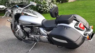 Négociable. Suzuki Boulevard C90T en excellente condition, moto très propre, bas kilométrage, siège...