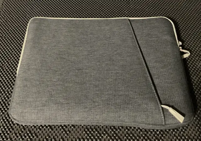 Padded iPad/ Laptop sleeve in Laptop Accessories in Markham / York Region - Image 2