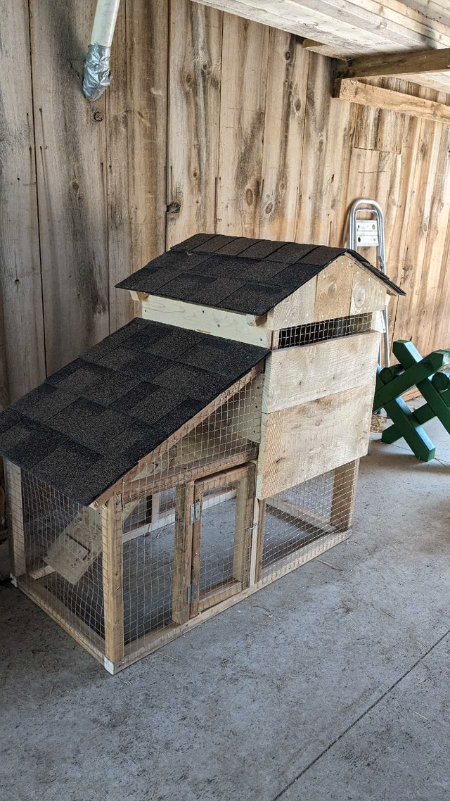 Rabbit hutch / small chicken coop in Livestock in St. Catharines