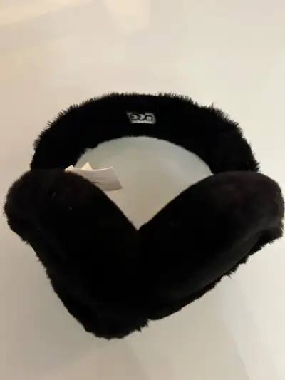 Ugg earmuff Headphones Without a charger. Black. Pickup Downtown Toronto