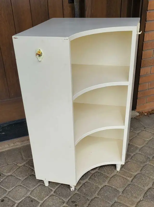 Vintage Wood Three Shelf Corner Cabinet  in Bookcases & Shelving Units in Oakville / Halton Region - Image 3