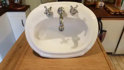 Évier de salle de bain avec robinetterie, View more