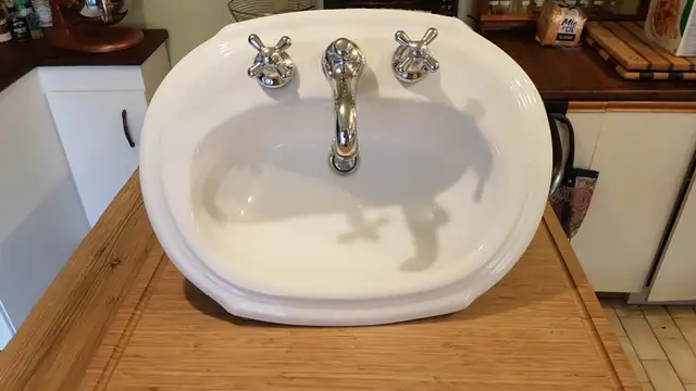Évier de salle de bain avec robinetterie in Plumbing, Sinks, Toilets & Showers in City of Montréal - Image 2