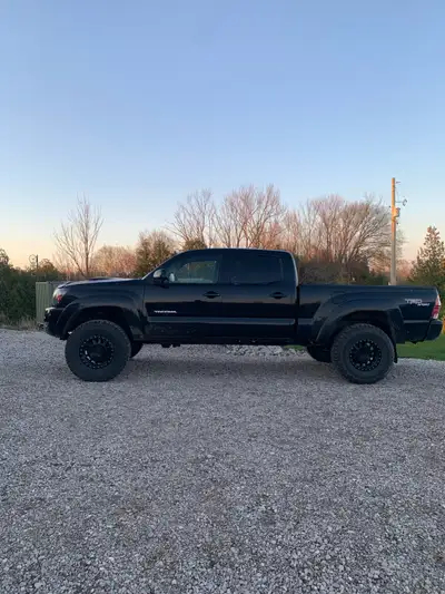 2009 Tacoma TRD Sport SR5 - 220 000KM Located in Clinton, Ontario. I’m hoping to get around $16500 d...