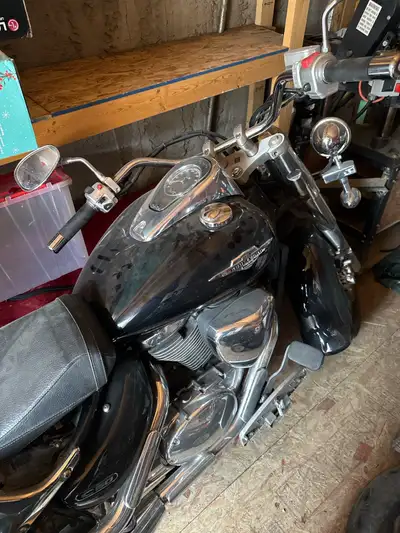 Selling my motorcycle, comes with a lot of accessories helmet included. Recently serviced with spark...