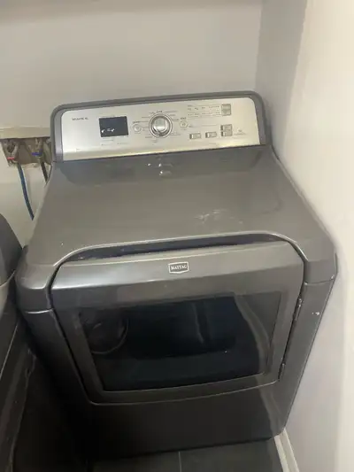 sécheuse grande capacité Bravo XL de Maytag en excellent état. La laveuse jumelle est à donner. Un j...