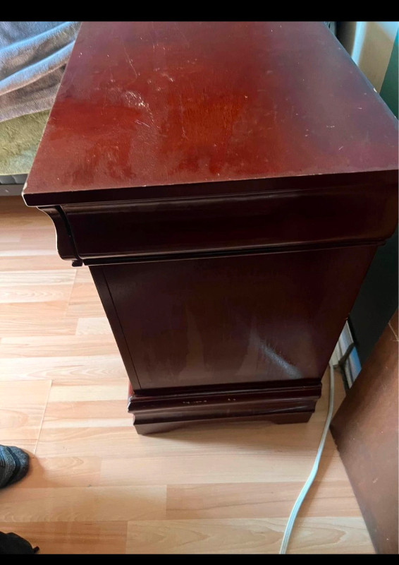End table in Other Tables in Oakville / Halton Region - Image 2