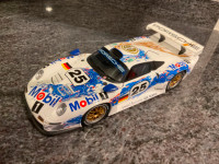 UT Models 1/18 scale Porsche 911 GT1