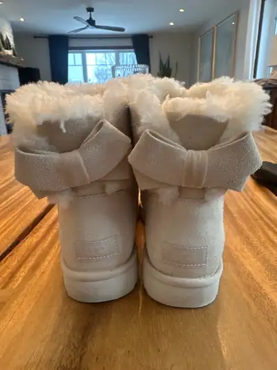 Ugg women’s cream boots with back bow size 8, View more
