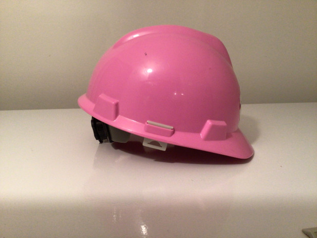 casque de construction rose dans Jouets et jeux  à Laval/Rive Nord - Image 2