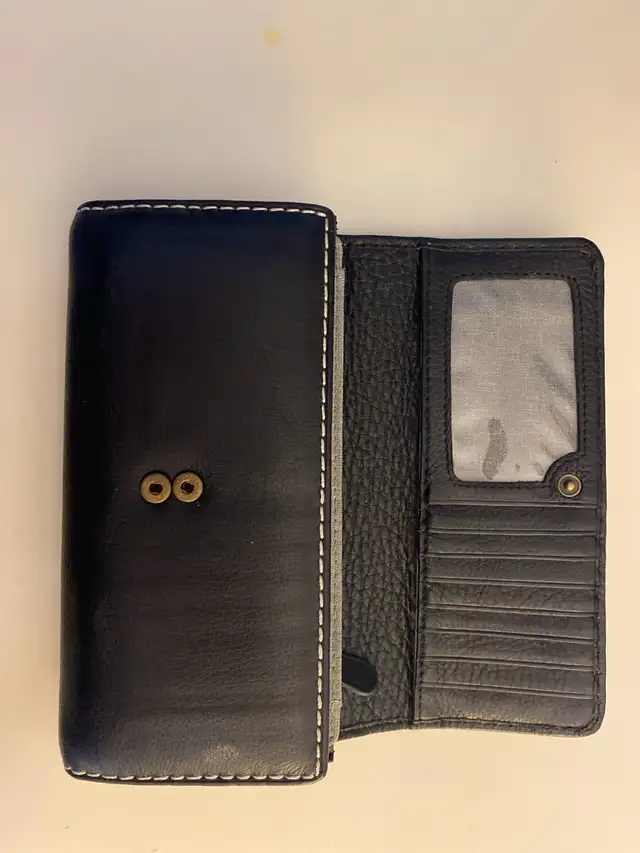 Roots wallet  in Women's - Bags & Wallets in City of Toronto - Image 4