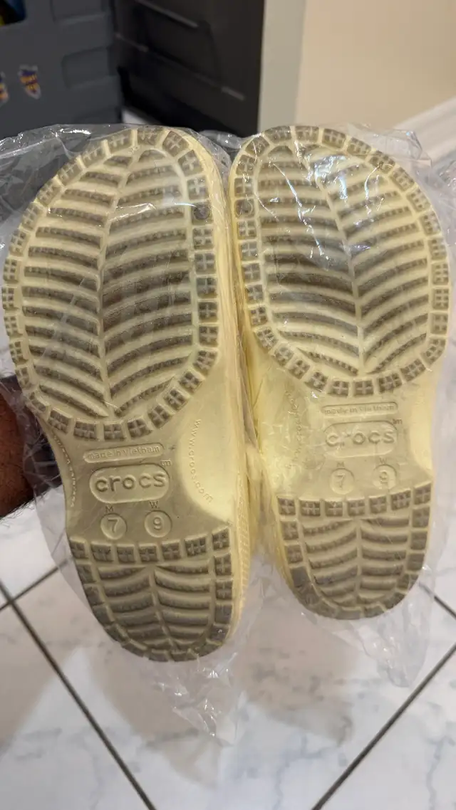 Crocs Classic Clogs – Light Yellow in Women's - Shoes in City of Toronto - Image 4