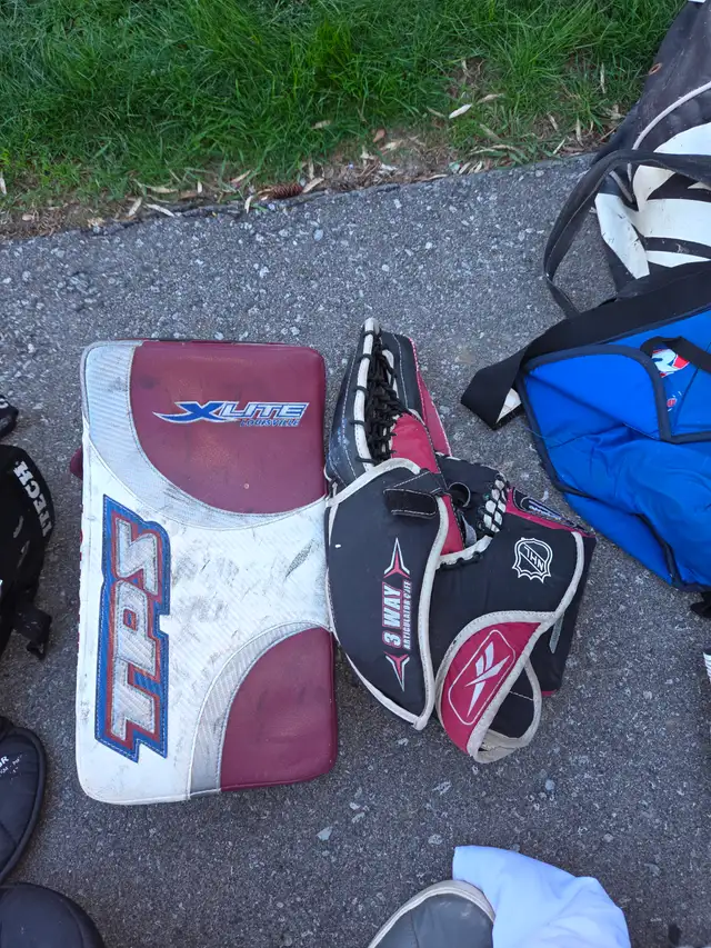 Goalie equipment in Hockey in Oshawa / Durham Region - Image 7