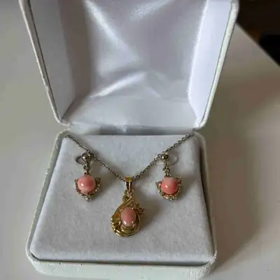 Beautiful vintage handcrafted jewelry set by Island Sea Gems Inc. of Hawaii, featuring a gold-tone n...