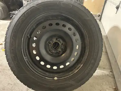 Je vends un ensemble de quatre pneus d’hiver Goodyear Ultra Grip Ice, taille 245/60R18. Ces pneus on...