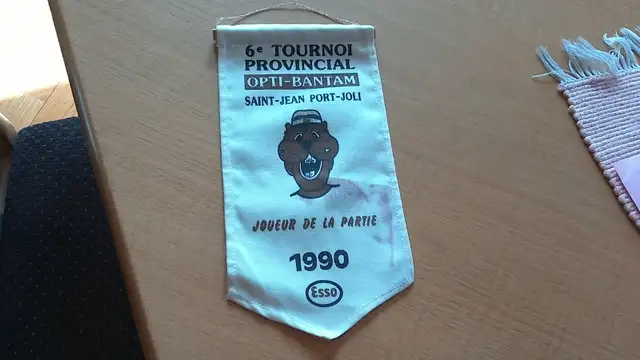 Vintage 2 Bannières 6e Tournoi Bantam St-Jean Port Joli 90 (B299 in Arts & Collectibles in Laval / North Shore - Image 3