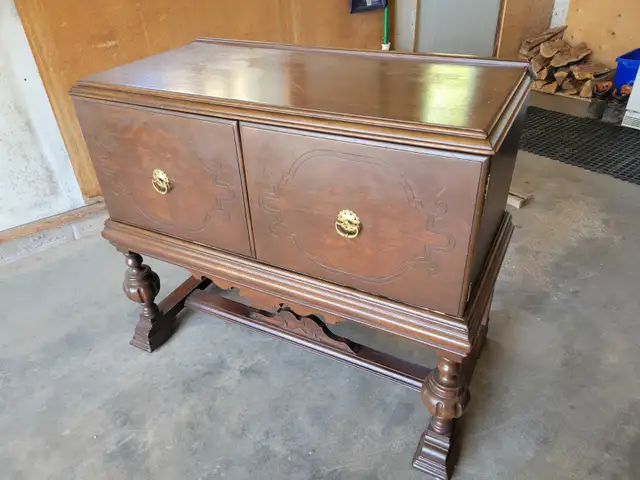 Antique Credenza in Hutches & Display Cabinets in Mississauga / Peel Region - Image 3
