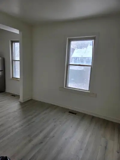 Available June 1st Located: 507 bay street (2nd floor) Utilities all inclusive: heat , hydro, water...