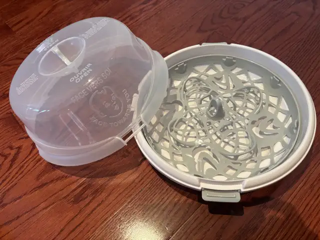 Munchkin steam guard microwave sterilizer in Feeding & High Chairs in Markham / York Region - Image 2