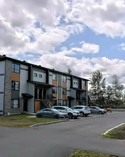 4 1/2 + BUREAU + ÉNORME LOCKER + Énorme rangement Magnifique et GRAND logement style condo à louer a...