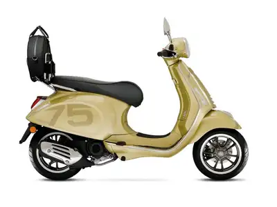 La Vespa 75ème est une édition limitée disponible uniquement en 2021. Une occasion unique qui peut ê...