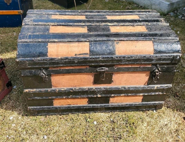 Antique steamer trunk  in Arts & Collectibles in Kawartha Lakes
