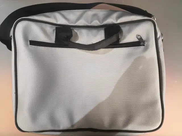 Laptop Computer Shoulder Bag Carrying Case in Laptop Accessories in Mississauga / Peel Region - Image 5