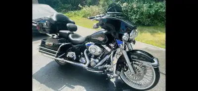 FLH 2010 70k km roue 21’’ en avant et plusieurs ajout. Tour pack Quick attach. Siège solo et double...