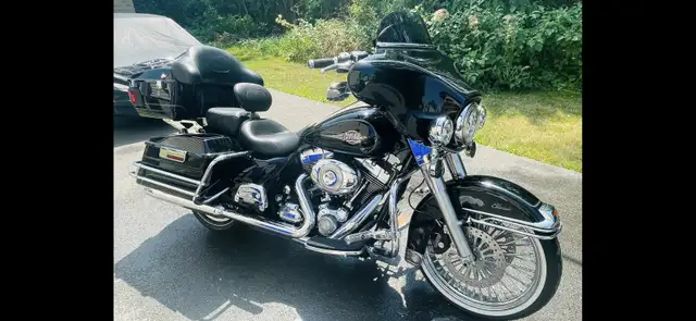 FLHTC 2010 Harley Davidson in Touring in Longueuil / South Shore - Image 3