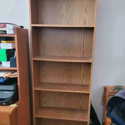 Looks like new Bookcase with 4 shelves. H: 6', W: 2', D: 9" Only $25.