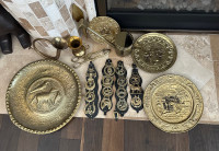 Vintage: 4 Brass wall plaques, 4 brass and leather horse straps,