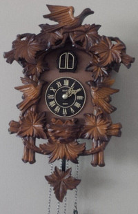 Retro Acttim Quartz Cuckoo Clock, Antique Finish Plastic Case
