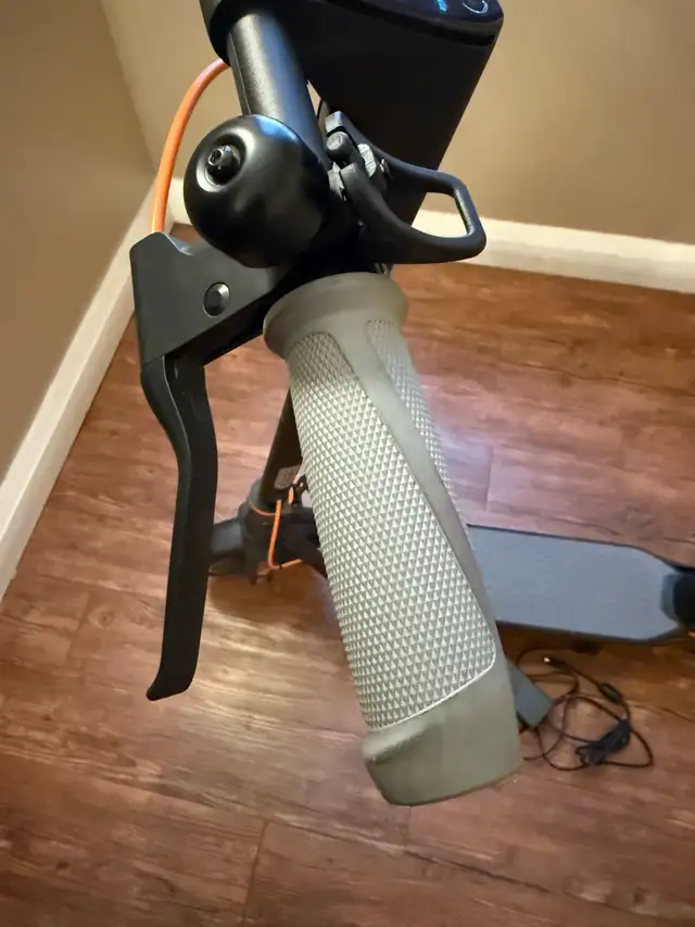 Ninebot Kickscooter F40 Only 29KM in Scooters & Pocket Bikes in City of Toronto - Image 8