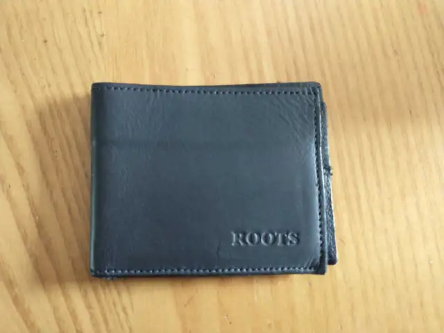 Roots genuine leather Made in Canada wallet in Men's in Laval / North Shore - Image 2