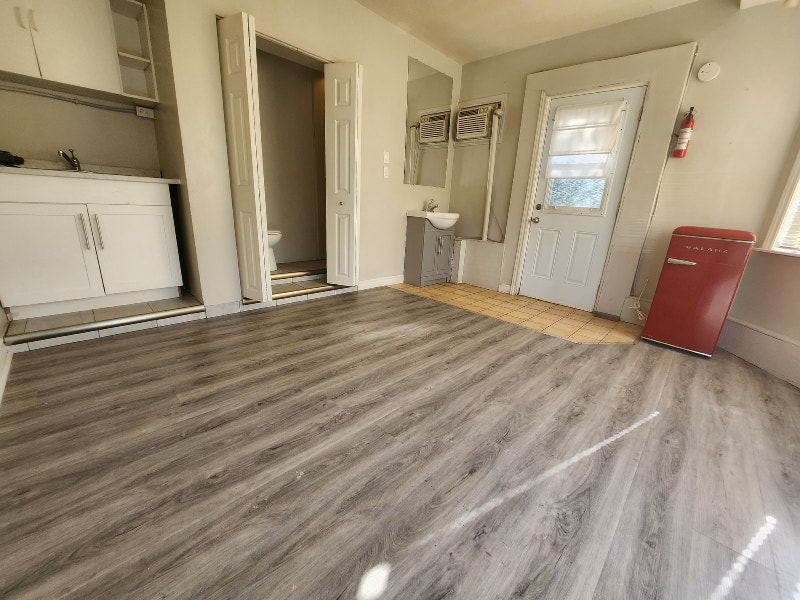 Trenton small ground floor bachelor unit 750 all inclusive Long Term