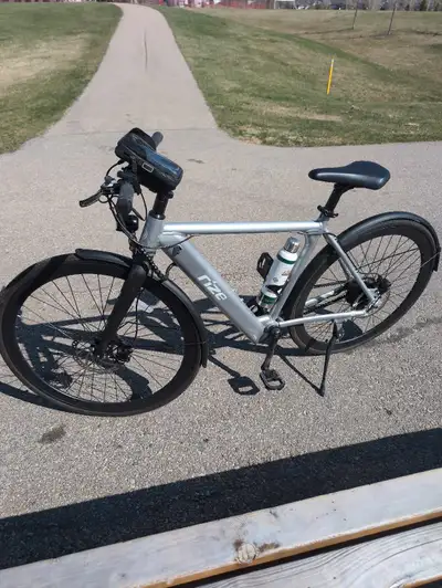 This is a used Rize e-bike, perfect for city commuting or leisurely rides, featuring a robust electr...