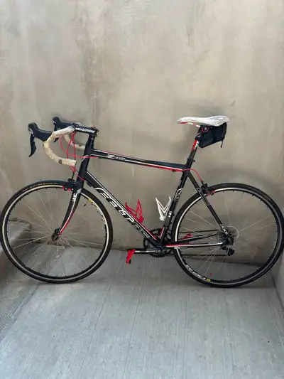 Felt Z85 Road Bike Excellent condition - just serviced at Mcphails this season Size 61 (5’11”-6’3”)...