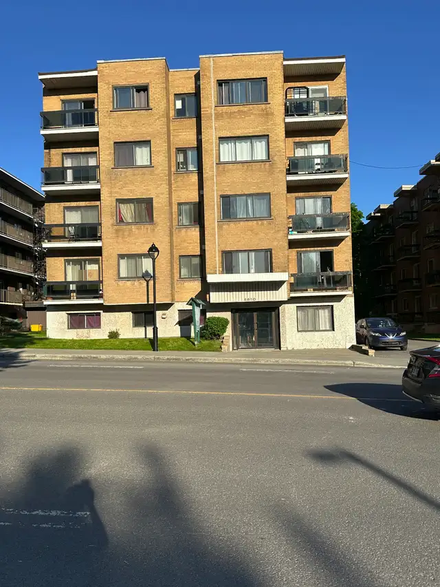 Near Metro Snowdom.Spacious 3 1/2,apartment available Now