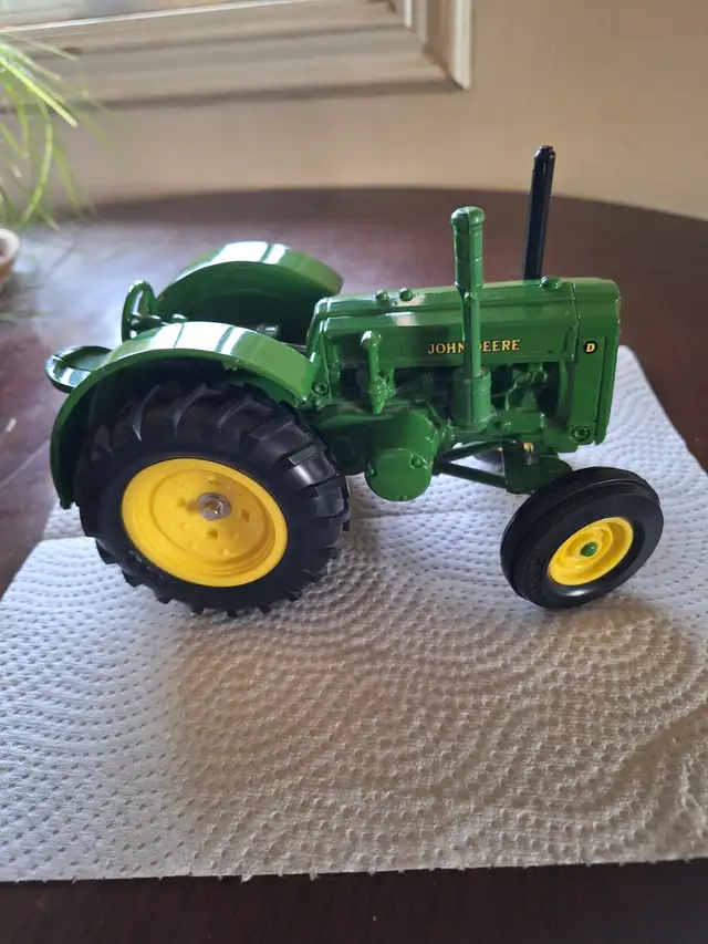 John Deere "D" Die Cast Tractor in Arts & Collectibles in Grande Prairie - Image 3