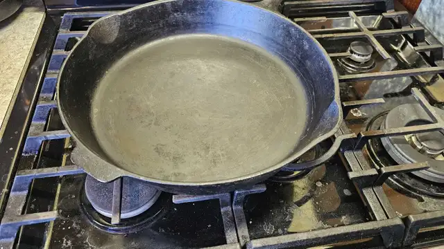vintage wagner ware #12 large 14" cast iron skillet in Kitchen & Dining Wares in Edmonton - Image 7