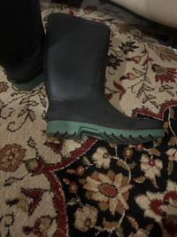  Rain boots size 8 for adults in very good condition 