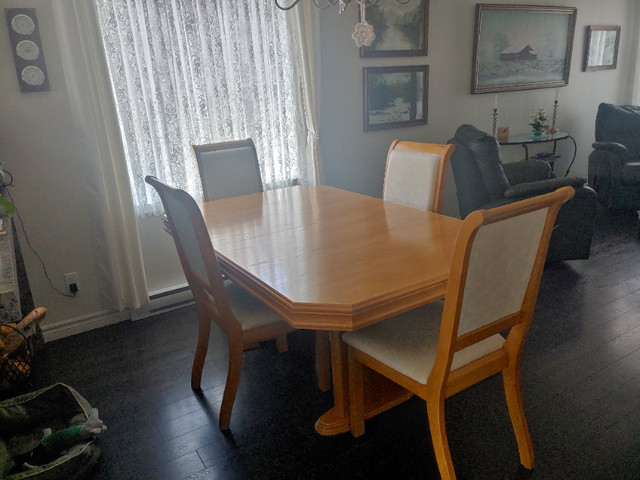 Table avec 6 chaises. dans Mobilier de salle à manger et cuisine  à Sherbrooke