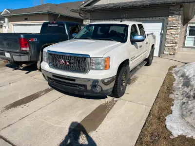 2012 GMC Sierra 1500 SLT 100300km 5.3L V8 4x4 Heated leather seats Bluetooth and navigation Command...