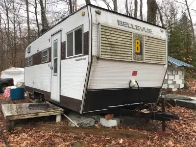 Roulotte Bellevue 1974 de 23’ à double axell qui a été endommagée par une fuite d’eau du toit.Nécess...