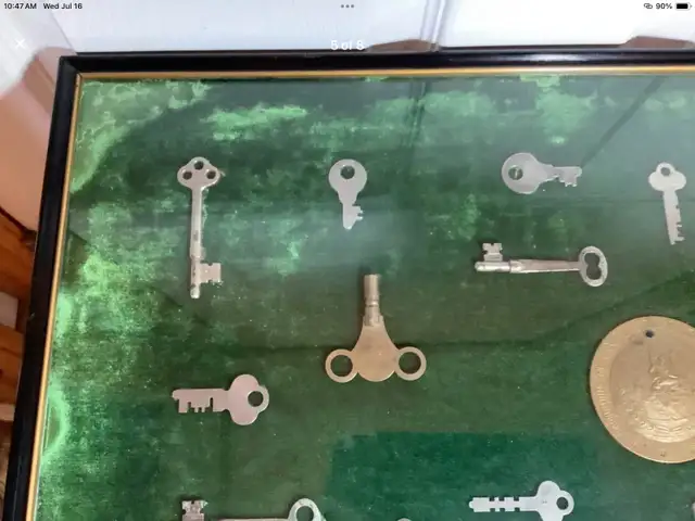 Collection of Ant/Vt Keys & Bronze Medallion Bangkok Thailand63235014280065124