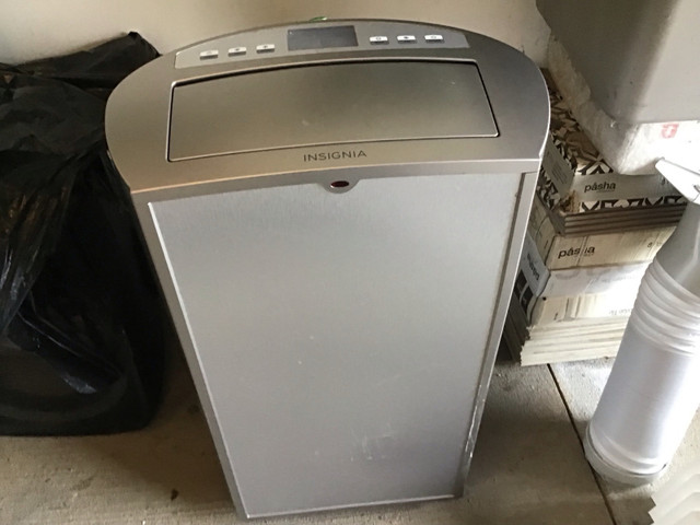 INSIGNIA 14 M BTU PORTABLE AIR CONTIDIONER WITH 2 DIFFERENTS VEN in Other in London - Image 2