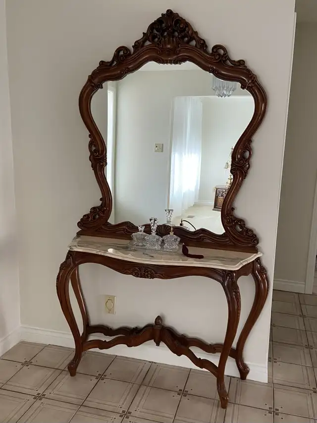 French Louis XV Style Vintage Carved Mahogany Frame Wall Mirror in Other Tables in Mississauga / Peel Region - Image 3