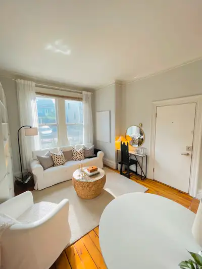 This 1 bedroom flat features lots of natural light, full bathroom with tub and a large size bedroom....
