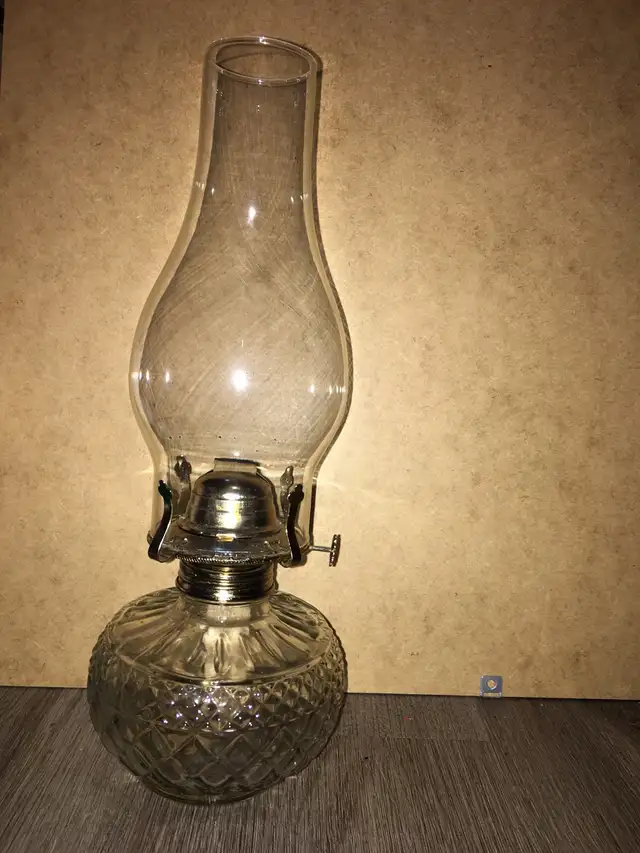 Glass oil lamp in Indoor Lighting & Fans in City of Montréal - Image 3