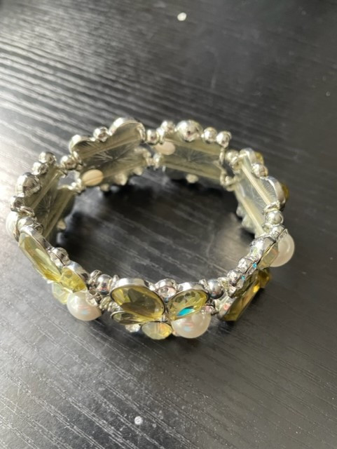 Like New - Sparkly Rhinestone, Pearl and Crystal Bracelelt in Jewellery & Watches in Burnaby/New Westminster - Image 2